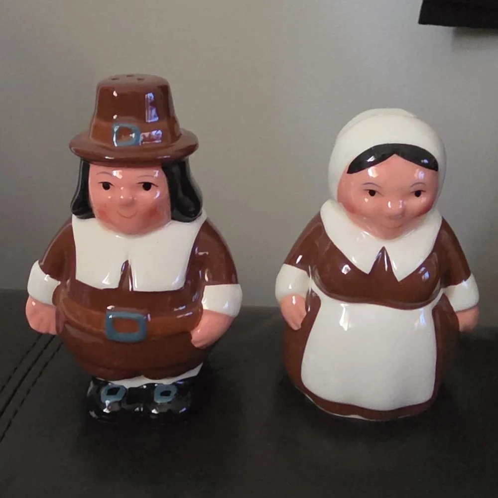 Publix The Pilgrim Pair Porcelain Salt & Pepper Shakers 2004 Thanksgiving In Box